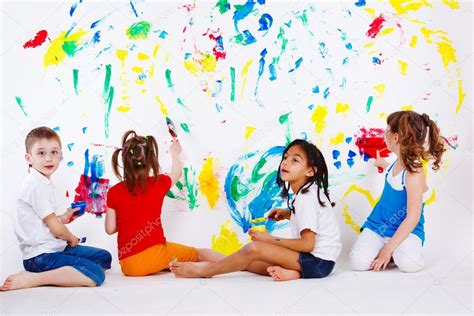 Niños Pintando La Pared Fotografía De Stock © Anatols 8689484