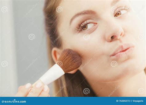 Woman Applying Bronzing Powder With Brush To Her Skin Stock Photo Image Of Treatment Painting