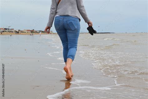 Stockfoto Woman Walking Naked Foot Beach Adobe Stock