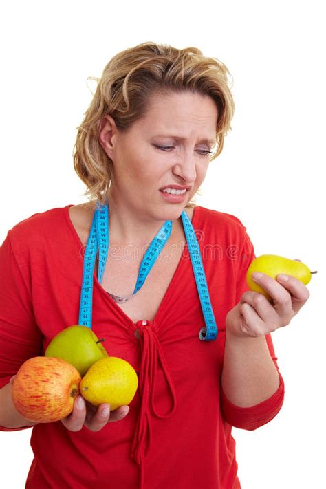 Mujer Que Rechaza Las Frutas Imagen De Archivo Imagen De Hambre