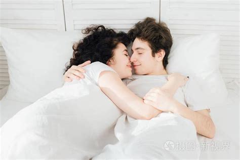 拥抱睡觉图片情侣图片 拥抱入睡的唯美图片 配图网