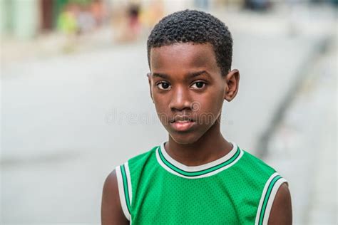 Jeune Garçon Des Caraïbes Beau Portrait D un Jeune Enfant Noir Image éditorial Image du rues