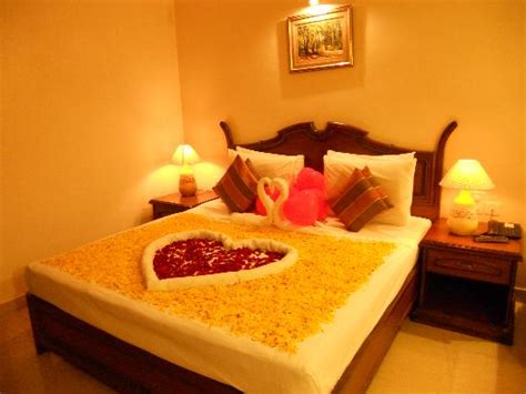 Honeymoon room decoration with flowers decorate bride and grooms hotel. Honeymoon - Flower decoration - Picture of Baga, Goa ...