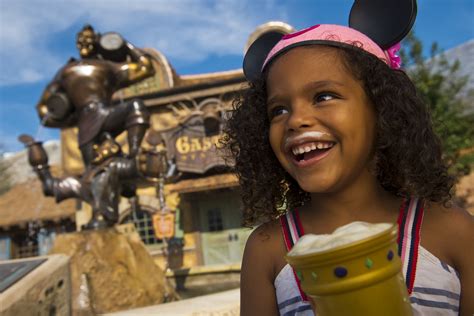 The 5 Best Types Of People You Meet At Walt Disney World Page 1