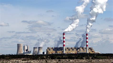 Największa w europie elektrownia cieplna (kondensacyjna) i największa na świecie elektrownia wytwarzająca energię elektryczną z węgla brunatnego. File:Rogowiec, Elektrownia Bełchatów - fotopolska.eu ...