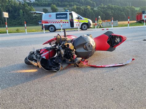 Sturz Motorradfahrer Stürzte Auf Rollsplit Weiz