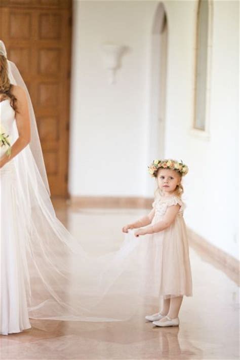 36 Cute Wedding Photo Ideas Of Bride And Flower Girl