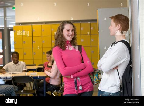 Adolescentes Chicos Y Chicas Hablando En El Pasillo De La Escuela Fotografía De Stock Alamy