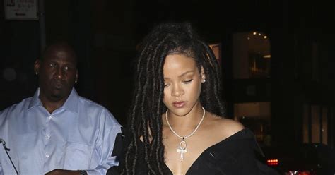 Rihanna Qui Porte Sa Nièce Majesty Dans Ses Bras Se Promènent à New York Le 7 Octobre 2016