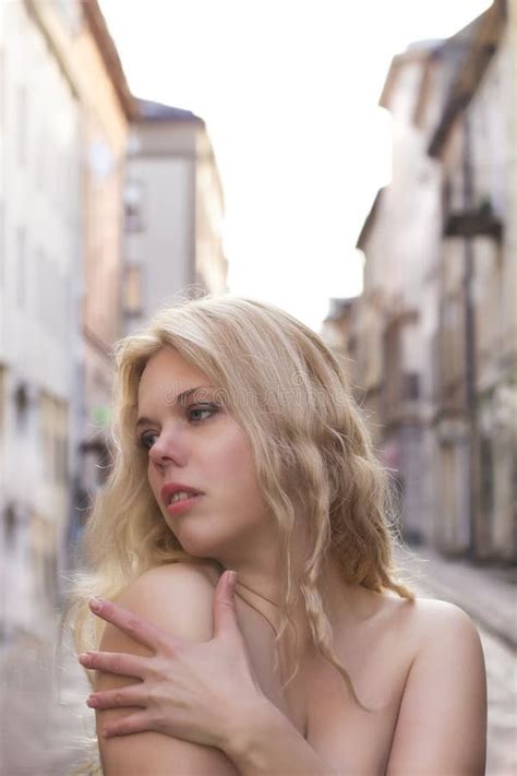Femme Blonde Avec Les Paules Nues La Rue Image Stock Image Du Urbain Beaut