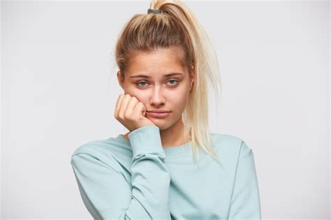 Retrato De Divertida Linda Joven Con Cabello Rubio Y Cola De Caballo Viste Camiseta Azul Foto