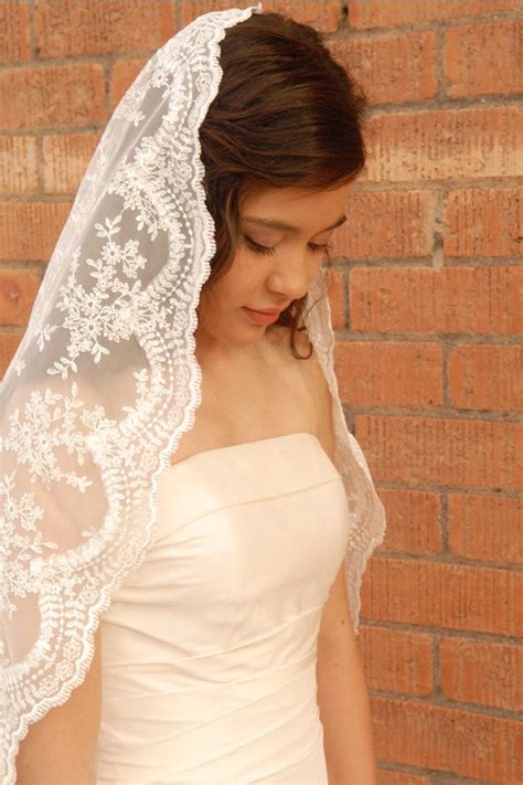 What Is A Mantilla Wedding Veil