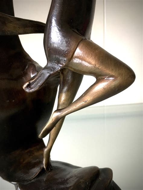 Bronzen Art Deco Sculptuur Sierlijke Danseres Met Vlag Verkocht Kunstveilingnl