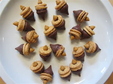 Crafts can be used for units on food, health, community helpers or people's jobs. Made by Nicole: Acorn Treats: Food Craft for Kids