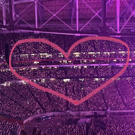 Taylor Swift Updates 🏟️ On Twitter 🏟️ While Taylorswift13 Sang Lover The Light Up