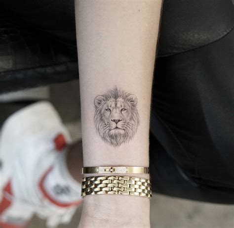 Pin By Laura Ribeiro On Tattoo Land ☦︎ Simple Lion Tattoo