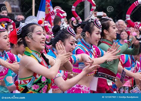 Les Belles Filles Chinoises Dansent La Danse Folklorique Dans Des Costumes Roses Traditionnels