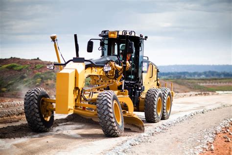 The cat® 299d compact track loader, with its vertical lift design, delivers extended reach and lift height for quick and easy truck loading. 160M Motor Grader | Finning CAT