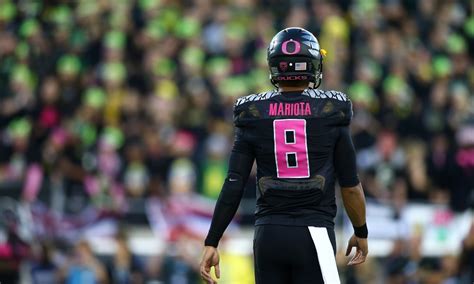 Oregons Marcus Mariota Continued His Heisman Campaign With A Receiving