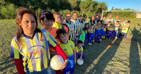 Mami Fútbol De Alentar A Sus Hijos Desde La Tribuna A La Cancha