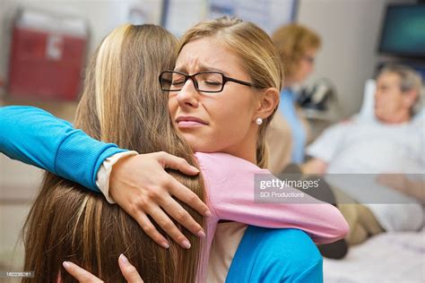 En Colère Mère Et Fille Embrassant Dans La Chambre Grandpère S Hospital Photo Getty Images