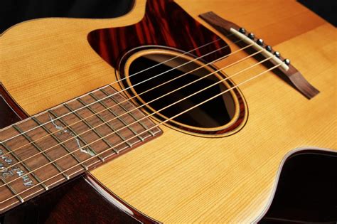 Vintage acoustic guitars with retro charm. طرز تولید صدا در ساز گيتار آكوستیک (Acoustic Guitar ...