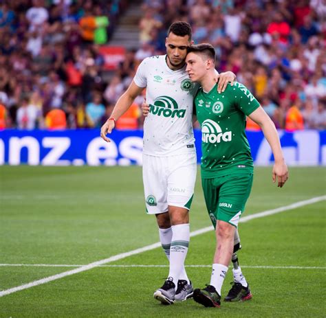 Das brasilianische fußballteam chapecoense stürzte vor einem jahr auf dem weg zum finale des erster jahrestag absturz des fußballclubs chapecoense: FC Barcelona: Chapecoense zeigt Barca, worum es wirklich ...