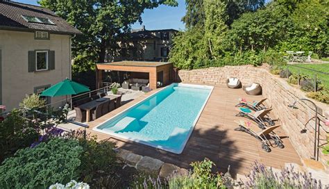 Ein besonderes highlight ist der schöne pool im außenbereich, der einen fantastischen blick in die natur bietet. pool hanglage - Google-Suche | Pool haus ideen, Pool im ...