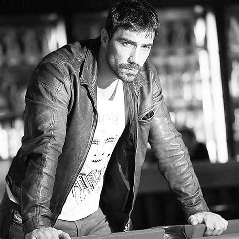 Oyuncu olmadan önce bir süre profesyonel olarak modellik yapmış ve basketbol oynamıştır. Pin en Ibrahim Celikkol