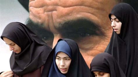 Rebellion Der Frauen Im Iran Wenn Der Schleier Fällt News Srf
