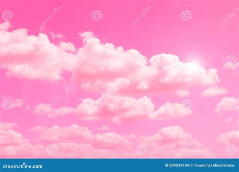 Fondo Del Cielo Rosa Pastel Y Nubes Foto De Archivo Imagen De