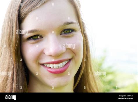 Retrato De Una Adolescente Feliz Con Llaves Fotografía De Stock Alamy