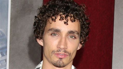 The Untold Truth Of The Umbrella Academys Robert Sheehan Looper