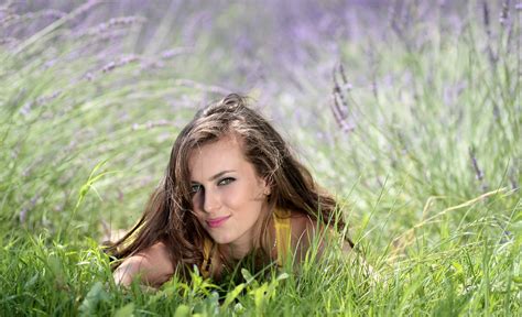 無料画像 森林 工場 女の子 女性 フィールド 芝生 草原 太陽光 花 モデル 緑 ラベンダー フラワーズ 眼 肌 美しさ 生息地 写真撮影 mov