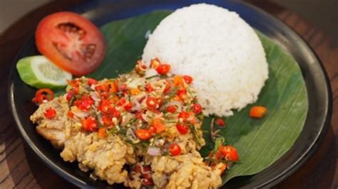 Ada banyak resep sambal ayam geprek yang bisa anda terapkan. 3 Ayam Geprek Paling Populer di Bandung, Dicampur Sambal Matah hingga Keju Mozarella - Tribun Travel