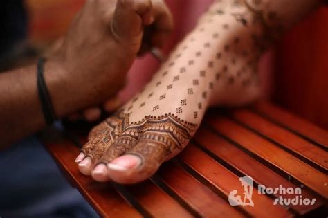 20 Minimalistic Mehndi Designs For Your Feet Wedmegood