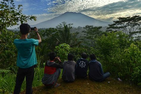 Tens Of Thousands Flee Rumbling Bali Volcano The Asean Post