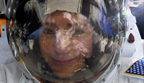 Mar 19, 2020 · the rise of the selfie also accelerated the use of smartphones as cameras, since it is quite difficult to take a selfie with a dslr. Imagini inedite cu astronautul Jessica Meir din timpul ...