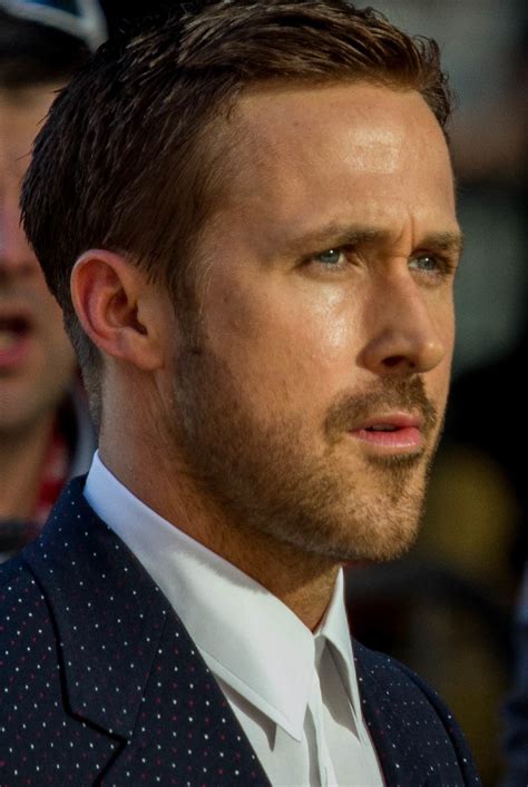 After sweeping ellen off her feet, gorgeous daddy gosling chatted with her about eva mendes and their two adorable daughters. File:Ryan Gosling (29544799092) (cropped).jpg - 维基百科，自由的百科全书