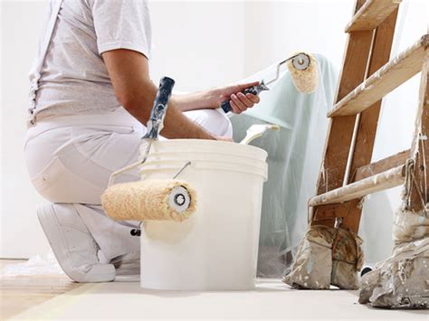 Welche renovierungsmaßnahmen laut mietrecht in welcher farbe die wände zu streichen sind? Wohnung renovieren bei Auszug: Was Mieter müssen - und was ...