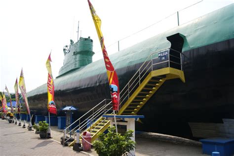 Diresmikan pada 20 juni 1998, bekas unit kapal. Monumen Kapal Selam Monkasel Surabaya | Submarine Monument ...