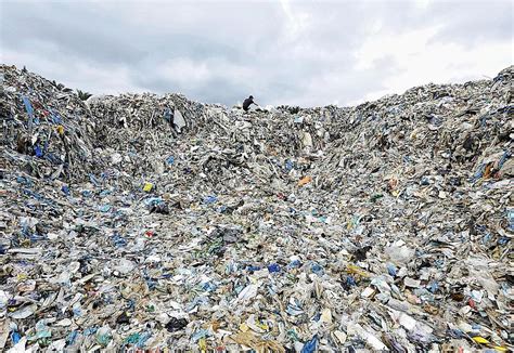 We can collect the rubbish and bury in a designated area. Deutschlands neue Müllhalden sind in Südostasien ...