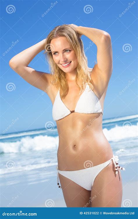 Mooi Blonde In Witte Bikini Op Het Strand Stock Foto Image Of Persoon