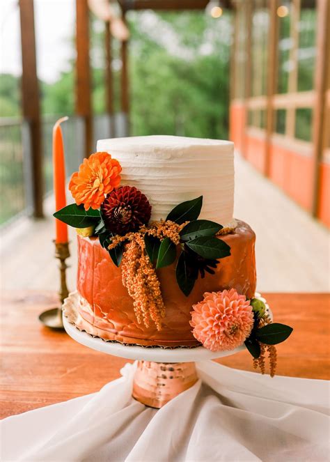 19 two tier cakes to inspire your wedding dessert table