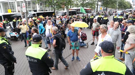 Onaangekondigde Protesten In Den Haag Politie Slaags Met Demonstranten