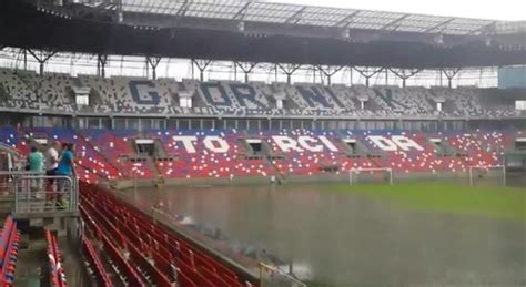 Stadion śląski stanowił też największy obiekt żużlowy na świecie. Stadion Górnika Zabrze zalany po burzy. Piłkarski turniej ...