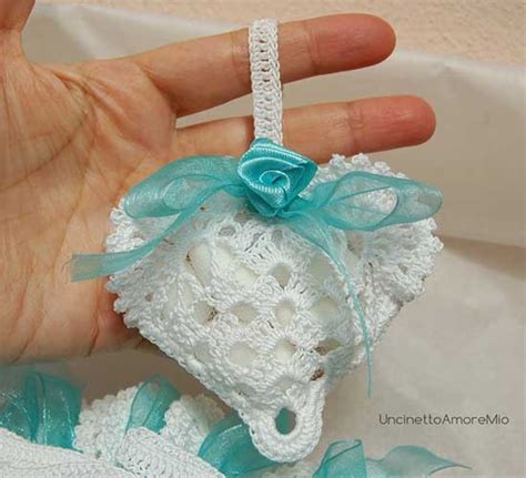 Da una parte è un ricordo, un simbolo del giorno delle nozze trascorso insieme, dall'altra è un modo per ringraziare tutti gli invitati della loro presenza. Bomboniere e sacchettini portaconfetti all'uncinetto