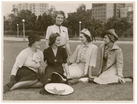 Five Women In Hyde Park C1939 The Dictionary Of Sydney