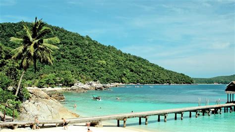 Jika anda mahu ke resort ini, ambil feri percuma dari terminal feri. 4 Tempat Wisata Menarik Di Malaysia