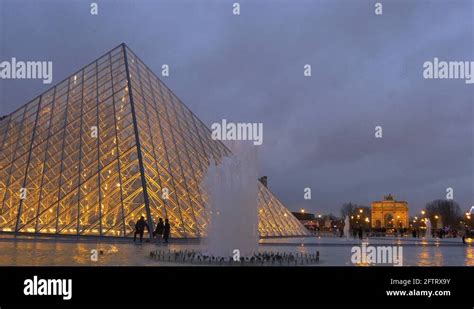Famous Paris Twilight Light Louvre Museum Pyramid Fountain View 4k